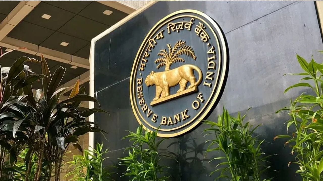 இந்தியாவின் பொருளாதாரம் சார்ந்த முக்கிய நடவடிக்கைகளை மேற்கொள்ளும் முக்கிய பங்கை இந்திய ரிசர்வ் வங்கி வகித்து வருகிறது. குறிப்பாக வங்கிகள் பொதுமக்களுக்கு கடன் வழங்கும் வட்டி தொகையான ரெப்போ வட்டியை இந்திய ரிசர்வ் வங்கி தான் தீர்மானம் செய்து வருகிறது.