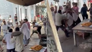 Viral Video : சாலையோர உணவகத்தில் நடந்த கலவரம்.. இரண்டு குழுக்கள் இடையே பயங்கர மோதல்.. வைரல் வீடியோ! Viral Video : சாலையோர உணவகத்தில் நடந்த கலவரம்.. இரண்டு குழுக்கள் இடையே பயங்கர மோதல்.. வைரல் வீடியோ!