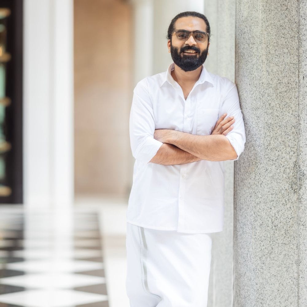 தனது தந்தை டி.ராஜேந்தரின் இயக்கத்தில் காதல் அழிவதில்லை என்ற திரைப்படத்தின் மூலமாக சினிமாவில் நடிகராக அறிமுகமான நிலையில், தொடர்ந்து மற்ற இயக்குநர்களின் இயக்கத்திலும் படங்களில் நடிக்க தொடங்கியிருந்தார்.