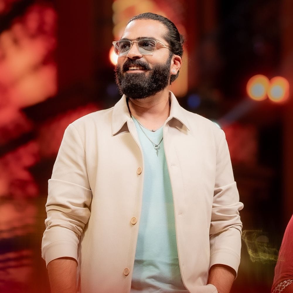 இயக்குநர், நடிகருமான டி.ராஜேந்தரின் மூத்த மகன்தான் சிலம்பரசன். இவர் தனது குழந்தை பருவம் முதல் சினிமாவிலே ஊறி வளர்ந்தவர். தற்போது கிட்டத்தட்ட 44வது வயதை கடந்தும் சினிமாவில் நாயகனாக நடிக்கிறார்.