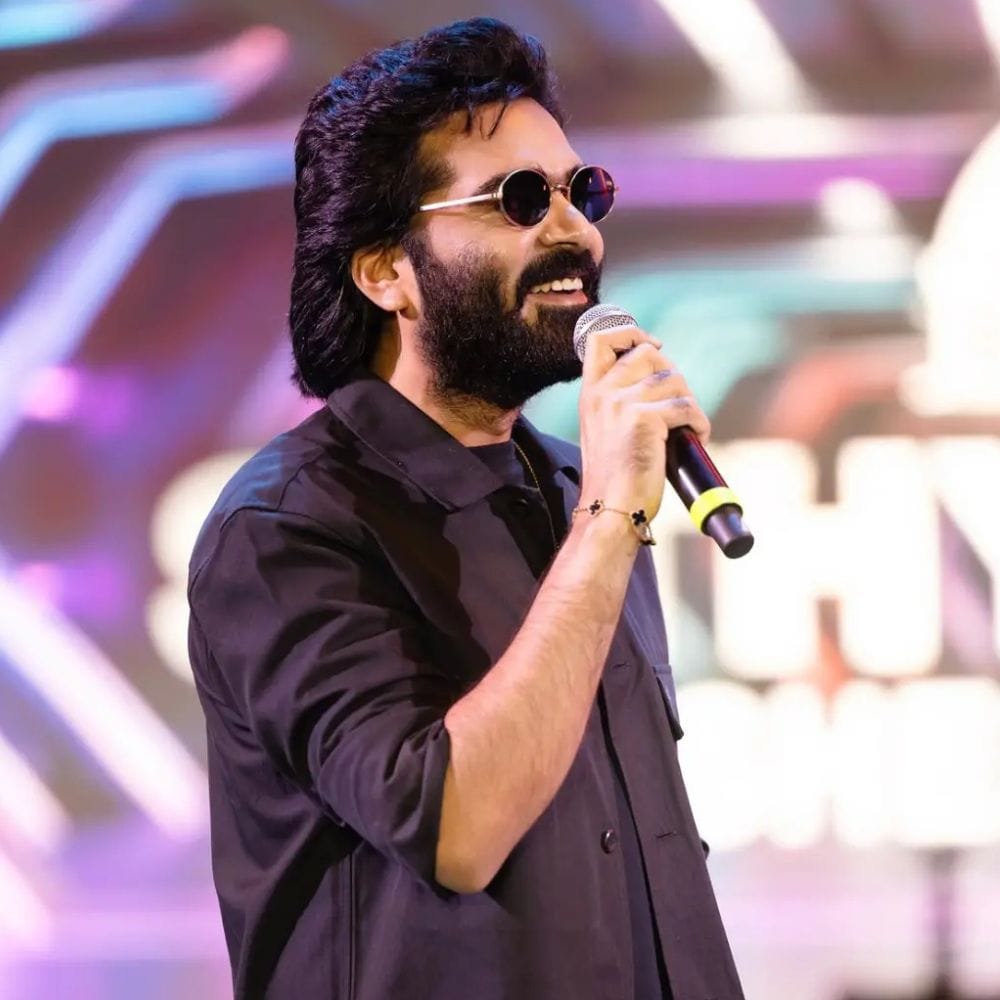 அந்த நிகழ்ச்சியில் சிலம்பரசன், எதை பற்றியும் பயப்படாதீர்கள், இது நீங்கள் மகிழ்ச்சியாக இருக்க வேண்டிய நேரம், எனவே அதை முழுமையாக அனுபவியுங்கள். பின்னர் தீவிரமாக இருக்கவோ அல்லது பயப்படவோ நேரம் வரும், இப்போது மகிழ்ச்சியாக இருங்கள், நேர்மறையாக இருங்கள், இந்தத் தருணத்தை என்ஜாய் பண்ணுங்க என கூறியிருந்தார்.