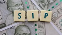 SIP - மாதம் ரூ.50,000 சம்பாதிக்கும் நபர் கோடீஸ்வரர் ஆக முடியுமா?...