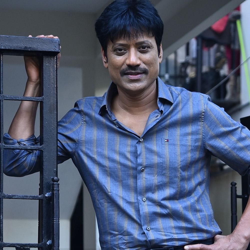 தமிழ் மற்றும் தெலுங்கு போன்ற மொழிகளில் தற்போது பிரபல நடிகர்களில் ஒருவராக இருந்துவருபவர் எஸ்.ஜே.சூர்யா. இவரின் நடிப்பில் தமிழ் மற்றும் தெலுங்கு மொழியாக்களில் தொடந்து திரைப்படங்கள் வெளியாகி சிறப்பான வரவேற்பை பெற்றுவருகிறது.