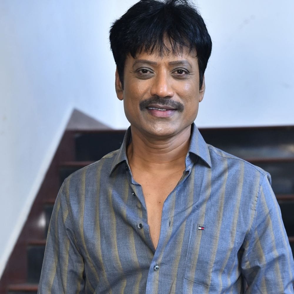 இயக்குநர் தமிழரசன் பச்சமுத்து இயக்கத்தில், தனுஷ் இணைந்திருக்கும் புதிய திரைப்படம்தான் D56. இதை சித்தாரா என்டேர்டைமெண்ட்ஸ் நிறுவனம் தயாரிக்க, சாய் அப்யங்கர் இசையமைக்கிறார். இப்படத்தின் பூஜா விழாவில் கலந்துகொண்ட எஸ்.ஜே.சூர்யா, இப்படம் பற்றி பேசியுள்ளார்.