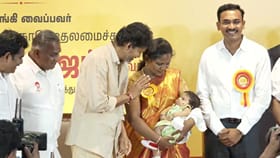 குழந்தைகளுக்கு தாய்மாமனாக மோதிரம் அணிவித்த முதல்வர்!!...