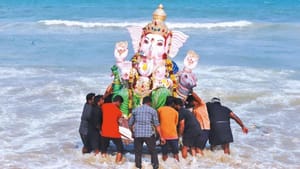 சென்னையில் விநாயகர் சிலைகள் கரைக்க 4 கடற்கரைகளுக்கு அனுமதி.. காவல்துறை பிறப்பித்த முக்கியக் கட்டுப்பாடுகள்! சென்னையில் விநாயகர் சிலைகள் கரைக்க 4 கடற்கரைகளுக்கு அனுமதி.. காவல்துறை பிறப்பித்த முக்கியக் கட்டுப்பாடுகள்!