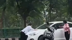 காரின் பேனட் மீது வைத்து இளம் பெண்ணை இழுத்துச் சென்ற நபர்!...