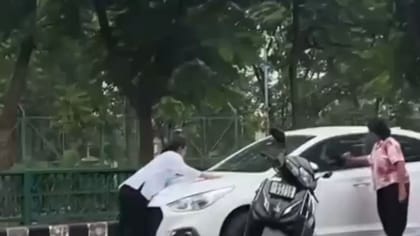 காரின் பேனட் மீது வைத்து இளம் பெண்ணை இழுத்துச் சென்ற நபர்!