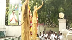 அதிமுக எப்படியாது வெற்றி பெறணும் அம்மா.. எம்ஜிஆர்- ஜெயலலிதா சிலை முன் தொண்டர்கள் தவம்.. என்ன நடக்கப்போகிறது! அதிமுக எப்படியாது வெற்றி பெறணும் அம்மா.. எம்ஜிஆர்- ஜெயலலிதா சிலை முன் தொண்டர்கள் தவம்.. என்ன நடக்கப்போகிறது!
