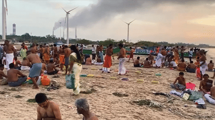 மகாளய அமாவாசை: ஹார்பர் கடற்கரையில் முன்னோர்களுக்கு தர்ப்பணம்..