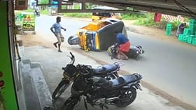 குறுக்கே வந்த நாய்... ஆட்டோ கவிழ்ந்து விபத்து...