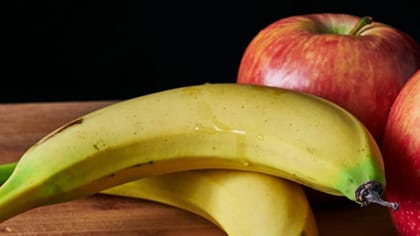 ஆப்பிள் vs வாழைப்பழம் உடலுக்கு எந்தப் பழம் அதிக நன்மை தரும்?
