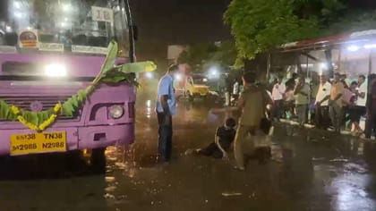 பயணி முகத்தில் காலால் எட்டி உதைத்த அரசுப் பேருந்து ஊழியர்கள்!