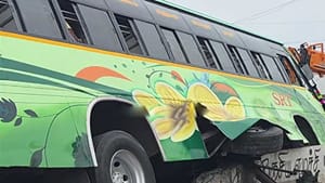 கடலூரில் கட்டுப்பாட்டை இழந்த பேருந்து.. தடுப்பு கட்டையில் மோதி பயங்கர விபத்து.. டிரைவர் செய்த செயலால் விபரீதம்! கடலூரில் கட்டுப்பாட்டை இழந்த பேருந்து.. தடுப்பு கட்டையில் மோதி பயங்கர விபத்து.. டிரைவர் செய்த செயலால் விபரீதம்!