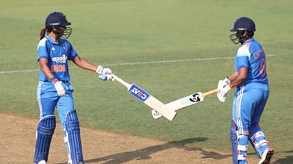 சதம் அடித்து கலக்கிய ஹர்மன் - தீப்தி.. IND W 328 ரன்கள் குவிப்பு!