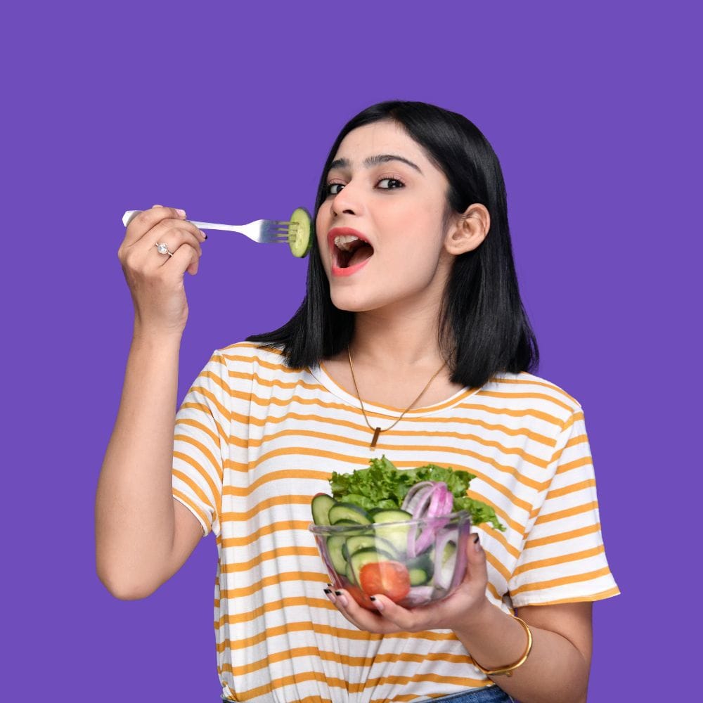 எடை குறைப்பில் உணவுக் கட்டுப்பாட்டுடன் உடற்பயிற்சிக்கும் முக்கியத்துவம் உள்ளது.
நடைப்பயிற்சி போன்ற வழக்கமான உடல் செயல்பாடுகள் கூடுதல் கலோரிகளை செலவிட உதவும்.
தசை வலிமையைப் பாதுகாக்கும் பயிற்சிகளையும் சரியான முறையில் சேர்க்கலாம்.
உணவு மற்றும் உடற்பயிற்சி இரண்டையும் சமநிலையாகப் பின்பற்றுவது நீடித்த மாற்றத்திற்கு உதவும்.