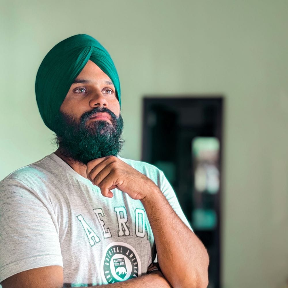 ஆண்களுக்கு மீசை மற்றும் தாடி அடர்த்தியாக வளர வேண்டும் என்ற ஆசை இயற்கையானது என்றாலும், மரபணுக்கள் மற்றும் வயது போன்ற பல்வேறு காரணங்களால் தாடி மற்றும் மீசையின் வளர்ச்சி ஒவ்வொருவருக்கும் மாறுபடுகிறது.
