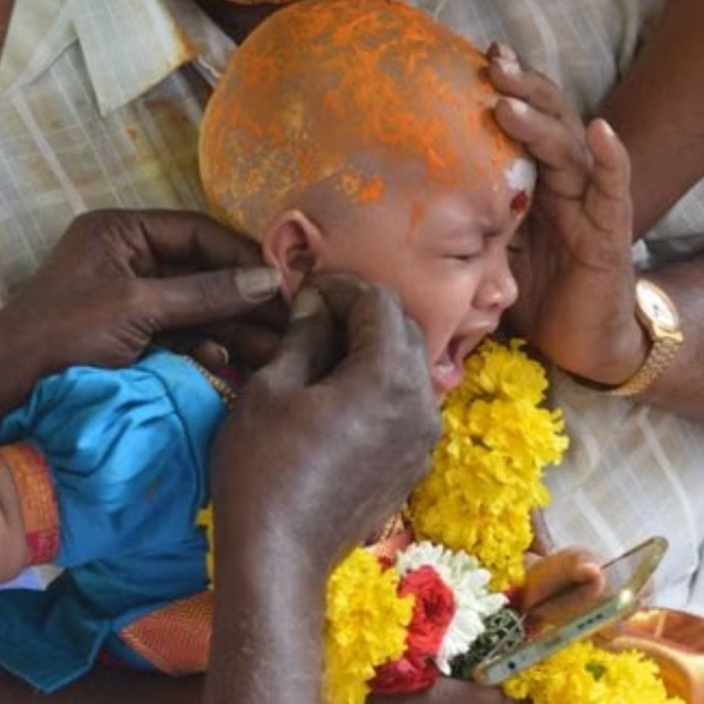 காது குத்திய இடத்தில் தொடர்ந்து அதிகரிக்கும் வலி இருந்தால் கவனிக்க வேண்டும்.
அதிக வீக்கம், கடுமையான சிவத்தல் அல்லது சீழ் வெளியேறுதல் ஏற்பட்டால் மருத்துவரிடம் ஆலோசிக்க வேண்டும்.
காய்ச்சல் போன்ற அறிகுறிகளும் தொற்றுக்கான எச்சரிக்கையாக இருக்கலாம்.
இத்தகைய அறிகுறிகளை அலட்சியம் செய்யாமல் உரிய மருத்துவ ஆலோசனை பெறுவது பாதுகாப்பானது.