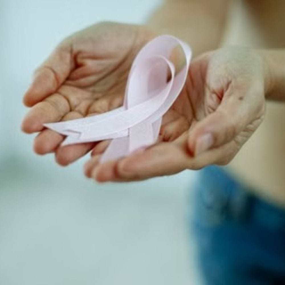அழற்சி மார்பகப் புற்றுநோய் (Inflammatory Breast Cancer) என்பது அரிதானது என்றாலும் மிகவும் தீவிரமான மற்றும் ஆபத்தான ஒரு வகையாகும். இது மார்பகத் தோலைச் சிவப்பாகவும் வீக்கமாகவும் மாற்றுவதோடு, ஆரஞ்சுப் பழத்தோல் போன்ற அமைப்பையும் ஏற்படுத்துகிறது. ஒரு நோயாளியின் ஆபத்தை வெறும் புற்றுநோயின் வகையை மட்டும் வைத்துத் தீர்மானிக்க முடியாது. புற்றுநோயின் நிலை, தரம், பரவல் மற்றும் சிகிச்சைக்கு உடலின் எதிர்வினை ஆகிய அனைத்துக் காரணிகளையும் கருத்தில் கொள்ள வேண்டும்.