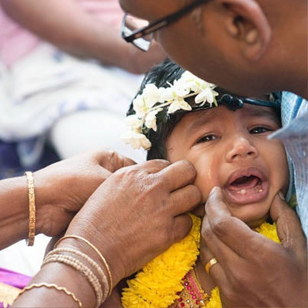 காது குத்திய பகுதியை அழுக்கான கைகளால் தொடுவதைத் தவிர்க்க வேண்டும்.
காது பகுதியில் அழுக்கு அல்லது அதிக ஈரப்பதம் சேராமல் பார்த்துக்கொள்ள வேண்டும்.
காதணிகள் மற்றும் அவற்றைச் சுற்றிய பகுதியும் சுத்தமாக இருக்க வேண்டும்.
சிவத்தல், வீக்கம் அல்லது சீழ் போன்ற அறிகுறிகள் இருந்தால் கவனம் தேவை.