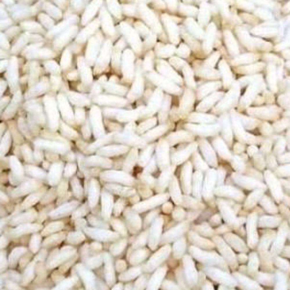 ஒரு கடாயில் சிறிது வெல்லம் மற்றும் தண்ணீர் சேர்த்து பாகு காய்ச்சி, அது உருண்டு திரண்டு வரும் பதத்திற்கு வர வரை கொதிக்க வைக்க வேண்டும். பாகு பதம் வந்ததும் ஏலக்காய்த் தூள் சேர்த்து அடுப்பை அணைத்துவிட்டு, மிஞ்சிய பொரியை அதில் சிறுகச் சிறுகச் சேர்த்துக் கிளற வேண்டும். சூடு கை பொறுக்கும் அளவுக்குக் குறைந்ததும் கைகளில் சிறிதளவு நெய் அல்லது தடவிக்கொண்டு உருண்டைகளாகப் பிடிக்க வேண்டும். குழந்தைகள் மிகவும் விரும்பிச் சாப்பிடும் இந்த ஆரோக்கியமான இனிப்பு பொரி உருண்டை பல நாட்கள் கெட்டுப்போகாமல் இருக்கும்.
