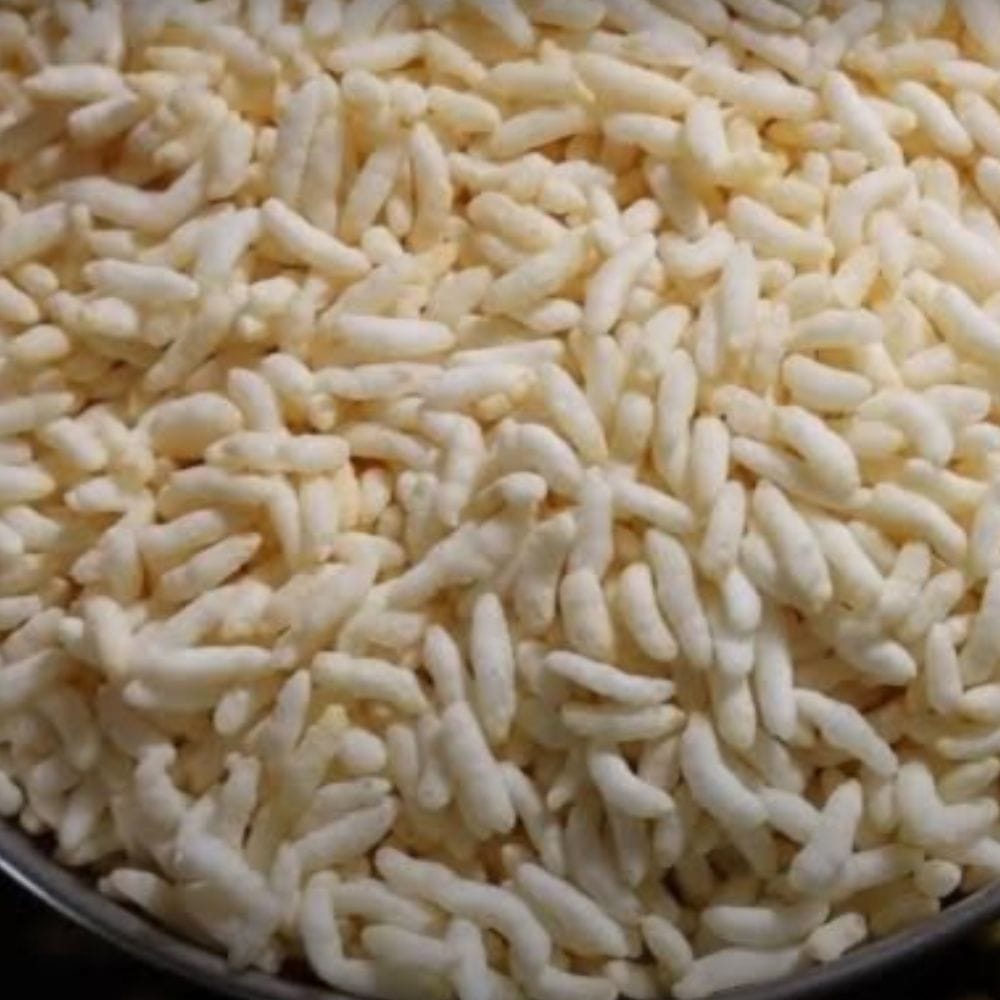 மிஞ்சிய பொரியைக் கடாயில் சிறிது எண்ணெய் ஊற்றி கடுகு, கடலைப்பருப்பு, வேர்க்கடலை மற்றும் கருவேப்பிலை சேர்த்து நன்றாக வறுக்க வேண்டும். இதனுடன் சிறிதளவு மஞ்சள் தூள், மிளகாய்த் தூள் மற்றும் தேவையான அளவு உப்பு சேர்த்து லேசாகக் கிளறி விட வேண்டும். பின்னர் வறுத்த பொரியை இதில் சேர்த்து மிதமான தீயில் இரண்டு நிமிடங்கள் மொறுமொறுப்பாகும் வரை வதக்கி இறக்க வேண்டும். இந்த காரப் பொரி மாலை நேரத்திற்கு ஏற்ற சிறந்த மற்றும் எளிமையான மொறுமொறுப்பான சிற்றுண்டியாகும்.