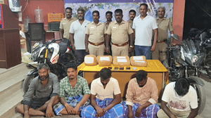 திருச்சியில் துணிகரம்.. வெளிமாநிலத்திலிருந்து ரூ.25 லட்சம் போதை இலை கடத்தல்.. மாணவர்களுக்கு குறி வைத்த 5 பேர்! திருச்சியில் துணிகரம்.. வெளிமாநிலத்திலிருந்து ரூ.25 லட்சம் போதை இலை கடத்தல்.. மாணவர்களுக்கு குறி வைத்த 5 பேர்!