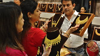 Gold Price: வார இறுதியில் அதிகரித்த தங்கம் விலை.. சவரனுக்கு ரூ. 160 உயர்ந்து விற்பனை..