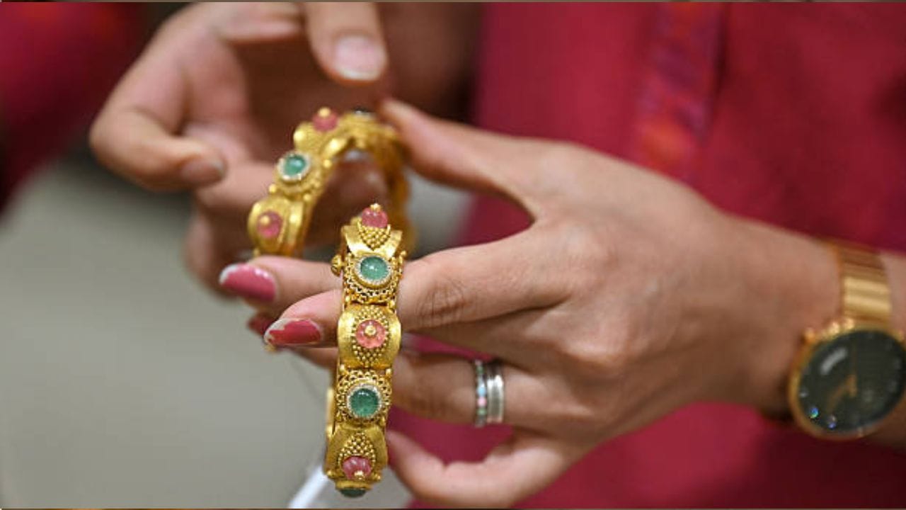 அதாவது, 10 மாதங்களில் தங்கம் விலை கிராமுக்கு ரூ.3,000 வரை சரிவை சந்தித்துள்ளது. 2026 ஆம் ஆண்டு இறுதிக்கும் ஒரு கிராம் தங்கம் ரூ.20,000 வரை செல்லும் என நிபுணர்கள் கணிப்பு வெளியிட்டு வந்தனர். ஆனால், 2026 ஆம் ஆண்டு நிறைவடைய இன்னும் இரண்டு மாதங்களே உள்ள நிலையில் தங்கம் விலை ஆண்டின் கடும் சரிவில் உள்ளது.