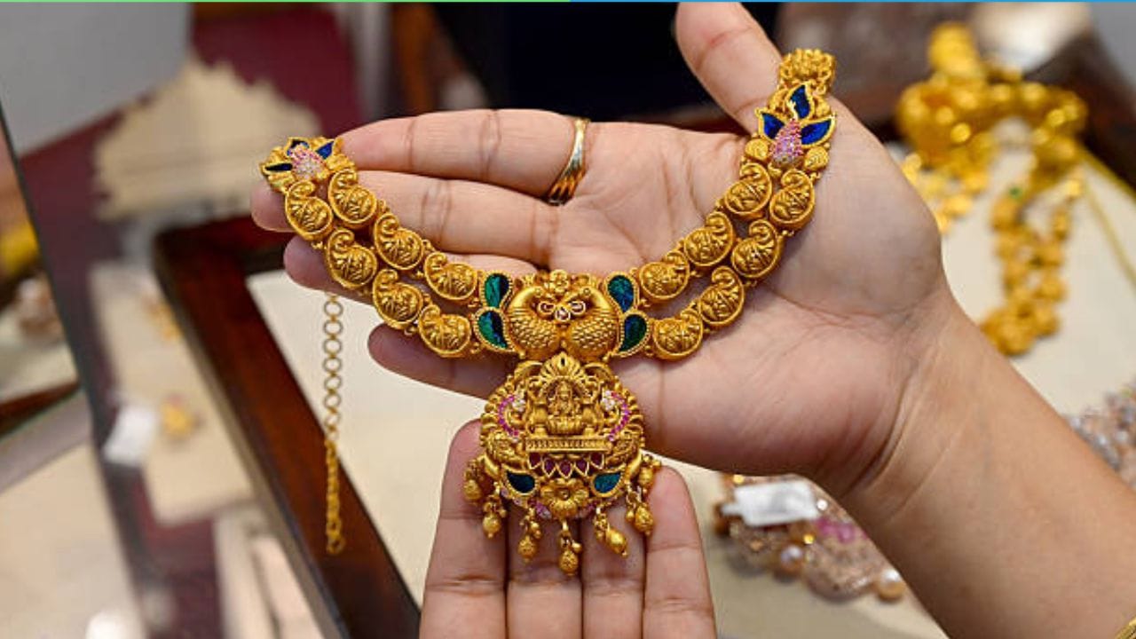 அமெரிக்க மத்திய வங்கி இந்த மாத இறுதிக்குள் மீண்டும் ஒருமுறை வட்டி விகிதத்தை உயர்த்த உள்ளதாக தகவல் வெளியாகியுள்ளது. அவ்வாறு நடைபெறும் பட்சத்தில் தங்கத்தின் விலை மேலும் சரிவை சந்திக்க கூடும். அதாவது, தங்கம் ஒரு கிராம் ரூ.13,000-க்கு கீழ் செல்ல வாய்ப்புள்ளது குறிப்பிடத்தக்கது. 