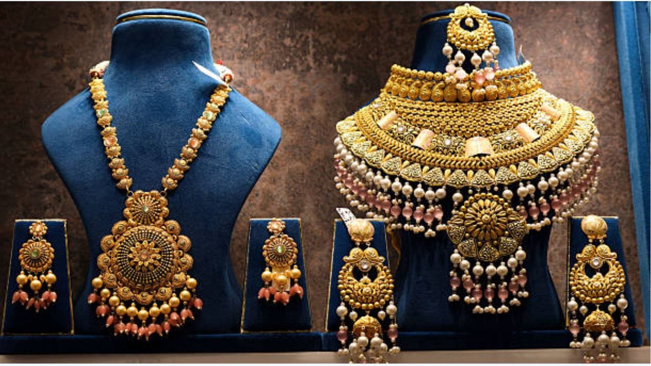தீபாவளி பண்டிகையின் போது இந்தியாவில் தங்கத்தின் தேவை அதிகரிக்கும். அப்போது தங்கத்தின் விலை குறைய வாய்ப்பு இருக்காது. அதுமட்டுமன்றி, உலக அளவில் உள்ள மத்திய வங்கிகள் தொடர்ந்து தங்கத்தில் முதலீடு செய்து வருகின்றன. எனவே, கால தாமதம் செய்யாமல் தற்போதே தங்கத்தை வாங்கலாம் என்று அவர் கூறியுள்ளார்.