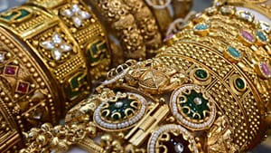 Gold Price : இன்னும் 2 ஆண்டுகளில் தங்கம் விலை எப்படி இருக்கும்.. பொருளாதாக வல்லுநர்கள் கூறுவதை கேளுங்கள்!