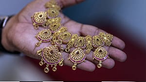 Gold : ஆசைக்காட்டி மோசம் செய்த தங்கம்.. மூன்றே நாட்களில் ரூ.1,760 உயர்ந்தது! Gold : ஆசைக்காட்டி மோசம் செய்த தங்கம்.. மூன்றே நாட்களில் ரூ.1,760 உயர்ந்தது!