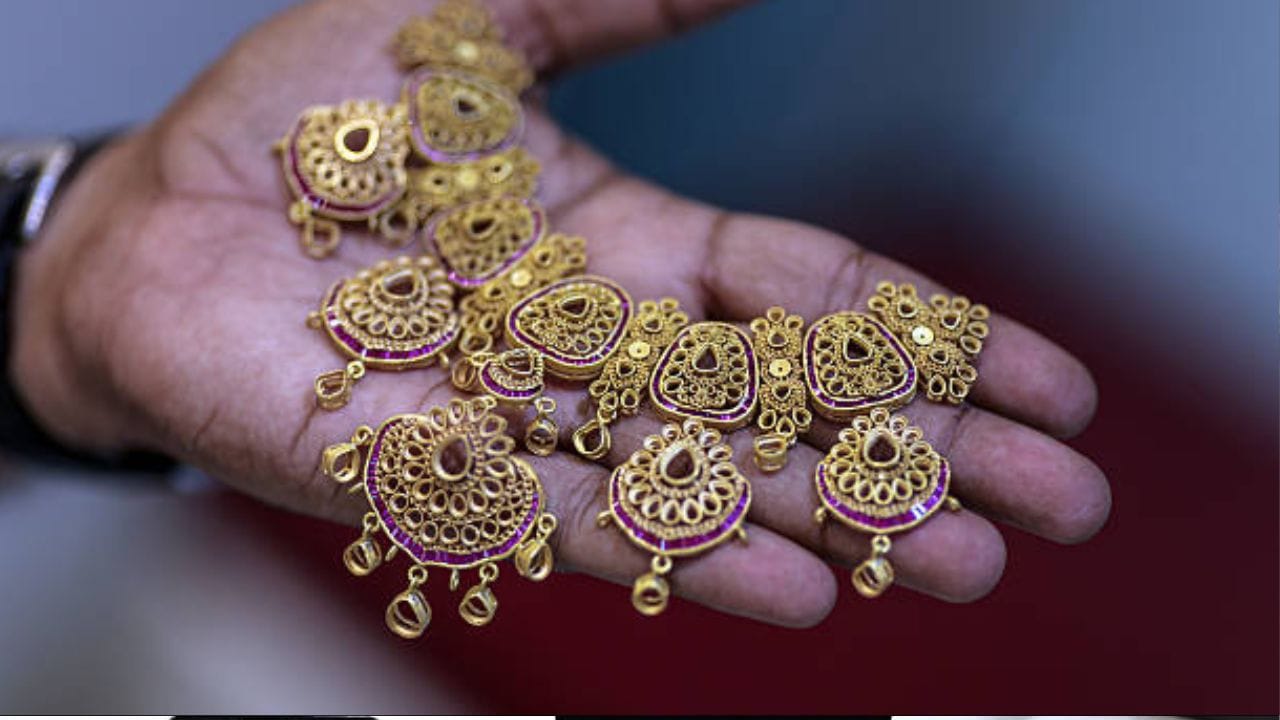 அக்டோபர் மாதம் தொடங்கி இன்றுடன் 10 நாட்கள் ஆகிறது. இந்த மாதம் ஏதோ தங்கம் விலை குறைந்ததை போல தான் தோன்றியது. ஆனால், உண்மையில் சத்தமே இல்லாமல் தங்கம் விலை உயர்வை சந்தித்துள்ளது. அதாவது, கடந்த மூன்று நாட்களாக தொடர் சரிவை சந்தித்த தங்கம் மீண்டும் வந்த இடத்திற்கே சென்றுள்ளது.