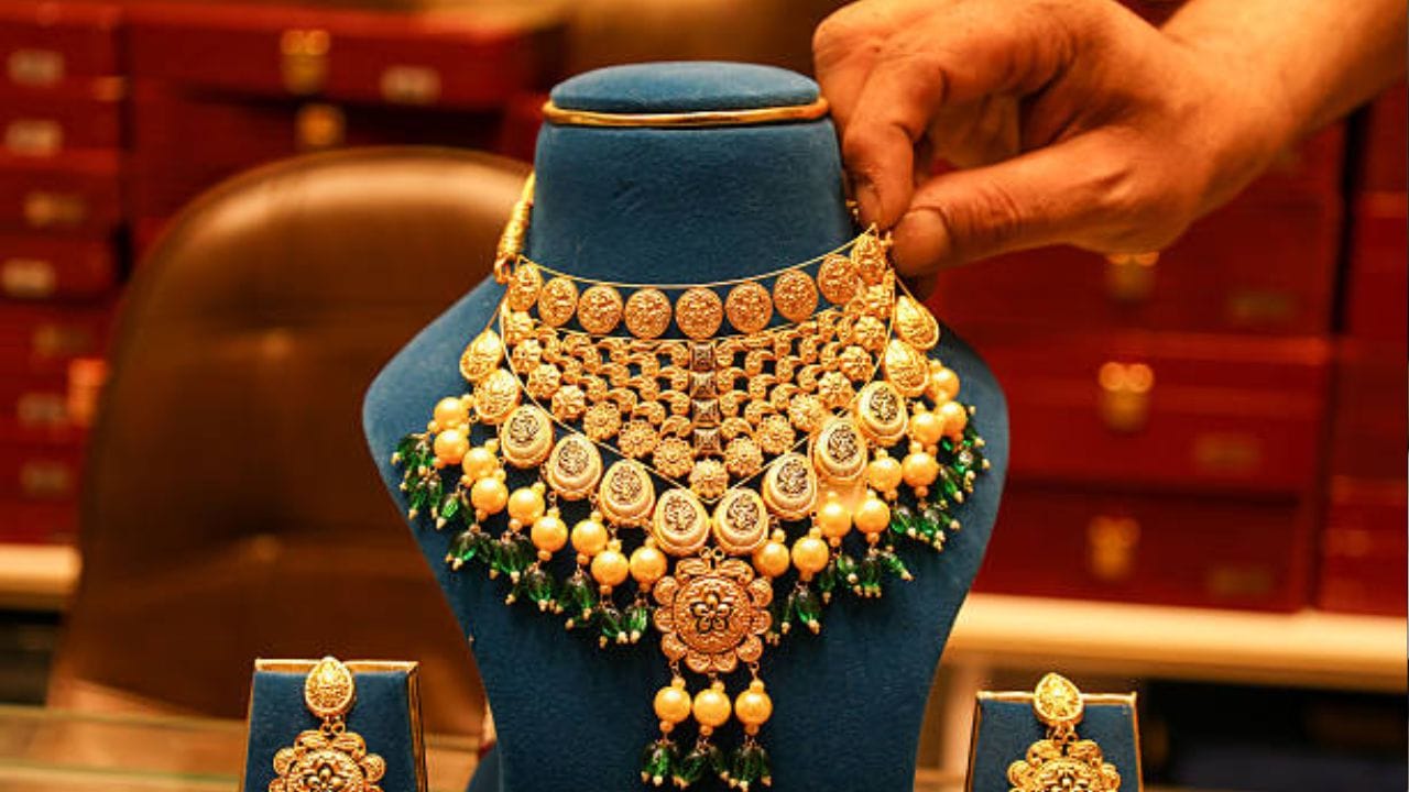 தங்கம் விலை நாளுக்கு நாள் மிக கடுமையான ஏற்ற, இறக்கங்களை சந்தித்து வருகிறது. குறிப்பாக கடந்த சில நாட்களாக தொடர் சரிவை சந்தித்த தங்கம், தற்போது இரண்டு நாட்களாக மீண்டும் விலை உயர்வை சந்தித்து வருகிறது. என்னதான் ஏற்ற, இறக்கங்களை தங்கம் சந்தித்தாலும் பெரிய அளவிலான உயர்வை சந்திக்காமல் இருந்து வருகிறது.