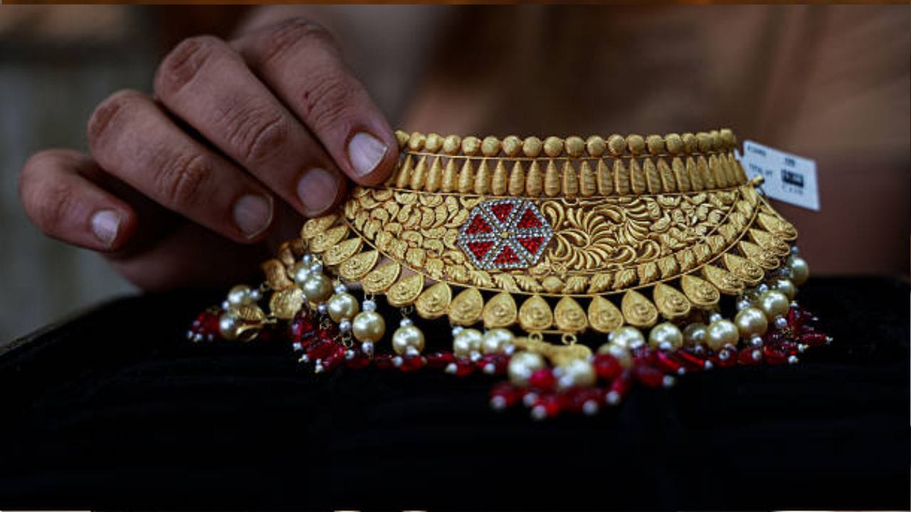 கச்சா எண்ணெய் விலை உயர்வு, உலக மத்திய வங்கிகள் வட்டி விகிதத்தை தொடர்ந்து உயர்த்துவது உள்ளிட்ட காரணங்கால் தங்கம் விலை உயர்வை சந்திக்காமல் மந்த நிலையில் உள்ளது. இந்த மாத இறுதிக்குள் அமெரிக்க மத்திய வங்கி வட்டி விகிதத்தை உயர்த்த திட்டமிட்டுள்ளதாக கூறப்படும் நிலையில், தங்கம் விலை மேலும் சரியலாம் என கூறப்படுகிறது.