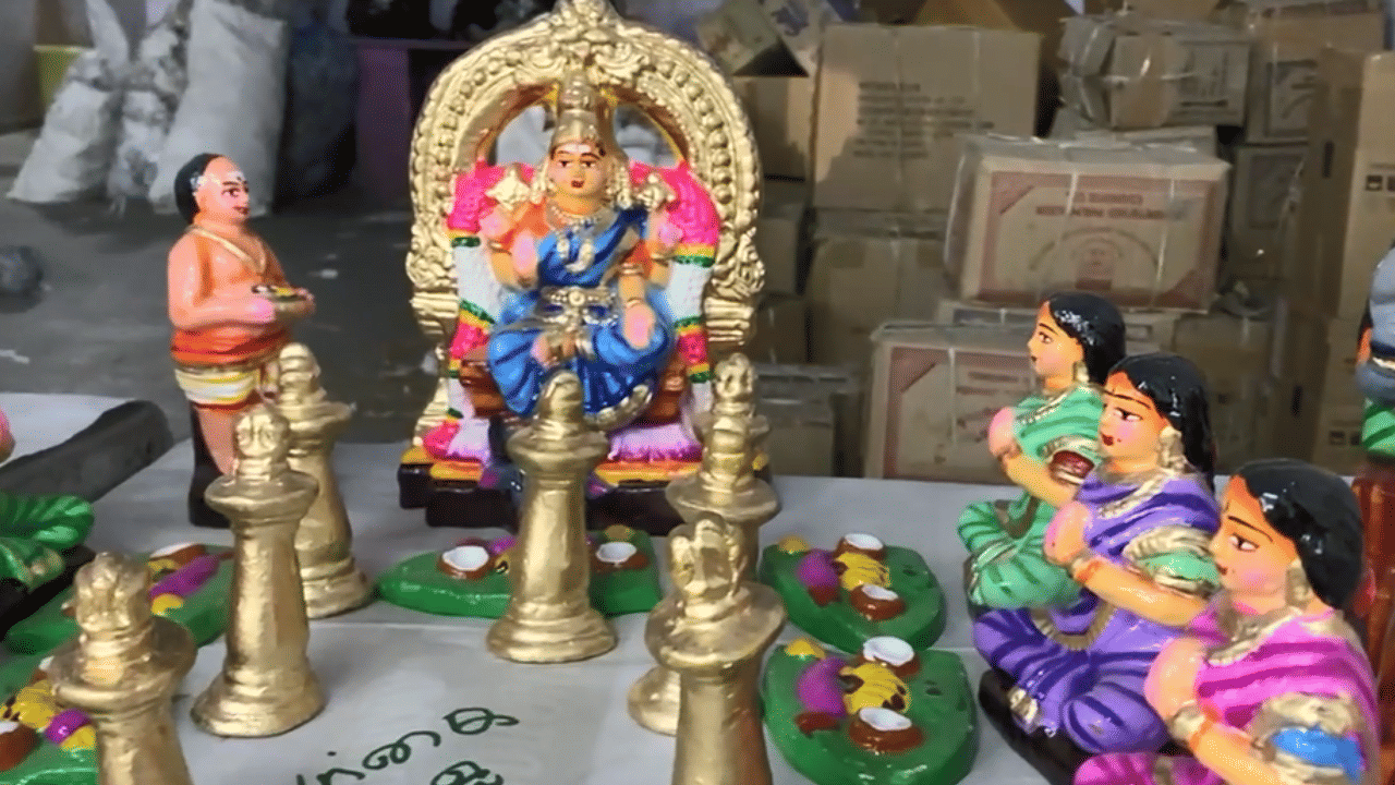 தூத்துக்குடியில் நவராத்திரி கொலு பொம்மைகள் கண்காட்சி – புதிய வகை பொம்மைகளை ஆர்வத்துடன் வாங்கும் பொதுமக்கள்! தூத்துக்குடியில் நவராத்திரி கொலு பொம்மைகள் கண்காட்சி – புதிய வகை பொம்மைகளை ஆர்வத்துடன் வாங்கும் பொதுமக்கள்!