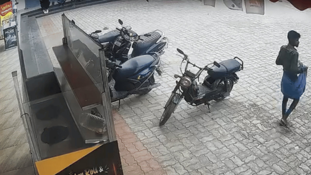 லுங்கிக்குள் மறைத்து ஹெல்மெட் திருட்டு.. வெளியான சிசிடிவி காட்சி.. லுங்கிக்குள் மறைத்து ஹெல்மெட் திருட்டு.. வெளியான சிசிடிவி காட்சி..