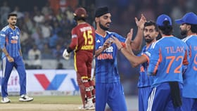 கூட்டணியில் மிரட்டிய ஹோப் - ரூதர்ஃபோர்ட்.. IND 248 ரன்கள் இலக்கு!...