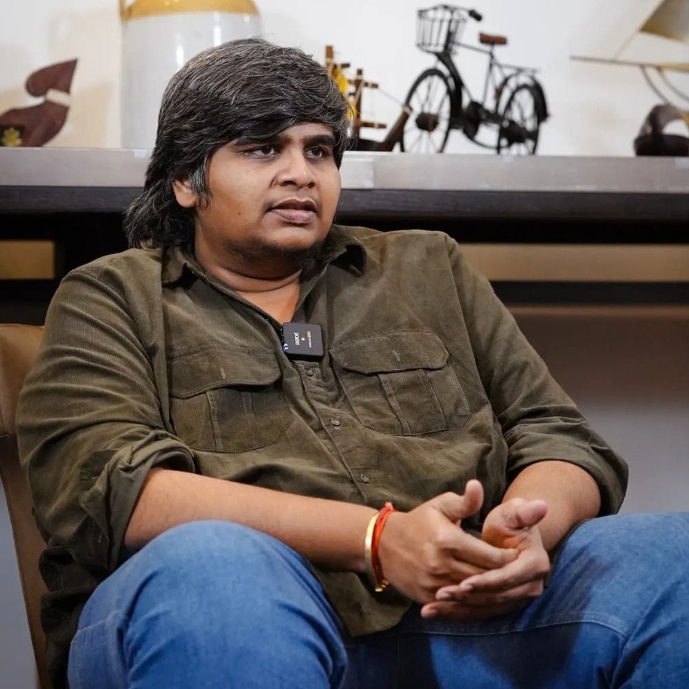 கோலிவுட் சினிமாவில் மக்கள் மத்தியில் நட்சத்திர இயக்குனர்களில் ஒருவராக இருந்துவருபவர்தான் கார்த்திக் சுப்புராஜ். இவரின் இயக்கத்தில் தமிழ் சினிமாவில் பல திரைப்படங்கள் வெளியாகி சூப்பர் ஹிட் வெற்றியை பெற்றிருக்கிறது.