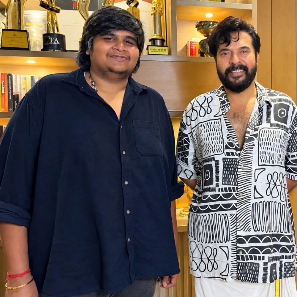 இயக்குநர் கார்த்திக் சுப்புராஜ் தமிழில், சூப்பர் ஸ்டார் ரஜினிகாந்த் முதல் சூர்யா வரை பல்வேறு நட்சத்திர நடிகர்களை கொண்டு திரைப்படங்களை இயக்கியிருக்கிறார். இவரின் இயக்கத்தில் வெளியான படங்கள் எல்லாமே சிறப்பான வரவேற்பை பெற்றிருக்கிறது.