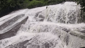 கோவை குற்றாலத்தில் வெள்ளப்பெருக்கு! தற்காலிகமாக மூடல்...