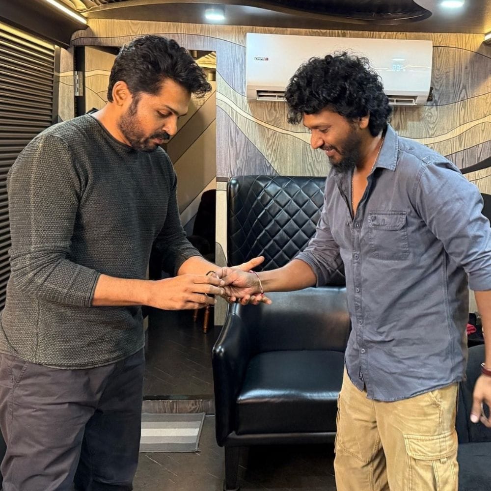 சமீபத்தில் நிகழ்ச்சி ஒன்றில் பேசிய லோகேஷ், நான் நிறைய சம்பளம் கேட்டேன் அதனால் கைதி 2 படம் நடக்கலைனு சொல்றாங்க. சம்பளம் என்பதை தயாரிப்பாளர் மற்றும் சந்தை மதிப்புதான் நினைக்கவேண்டும். கார்த்தி சார் கைதி 2 படத்திற்கான கால்ஷீட்டை மற்றொரு இயக்குனருக்கு கொடுத்துட்டாரு. ஆனால்தான் அல்லு அர்ஜுனின் படத்தில்  இணைந்தேன் என கூறினார்.