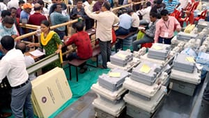 மதுராந்தகத்தில் தற்காலிகமாக நிறுத்தப்பட்ட வாக்கு எண்ணிக்கை.. நடந்தது என்ன? மதுராந்தகத்தில் தற்காலிகமாக நிறுத்தப்பட்ட வாக்கு எண்ணிக்கை.. நடந்தது என்ன?