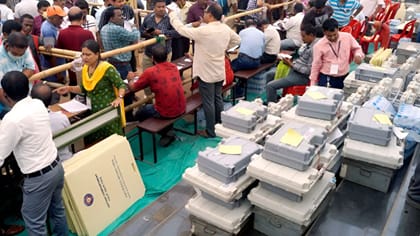 வாக்குப்பதிவு இயந்திரம் மாற்றப்பட்டதா? மதுராந்தகத்தில் பரபரப்பு!