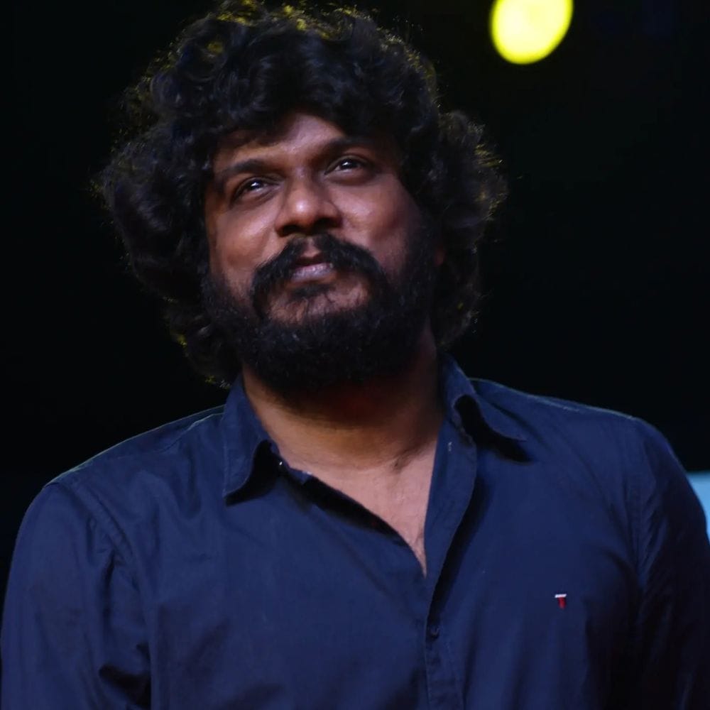 தமிழில் கடந்த 2013ம் ஆண்டில் பிசா 2 என்ற படபாத்தில் உதவி இயக்குநராக பணியாற்றி மணிகண்டன் சினிமாவில் நுழைந்தார். இந்த படத்திற்கு பின் இருக்கு ஆனா இல்லை, இந்தியா பாக்கிஸ்தான் மற்றும் இன்று நேற்று நாளை போன்ற படங்களில் முக்கியமான வேடத்தில் நடித்திருந்தார்.