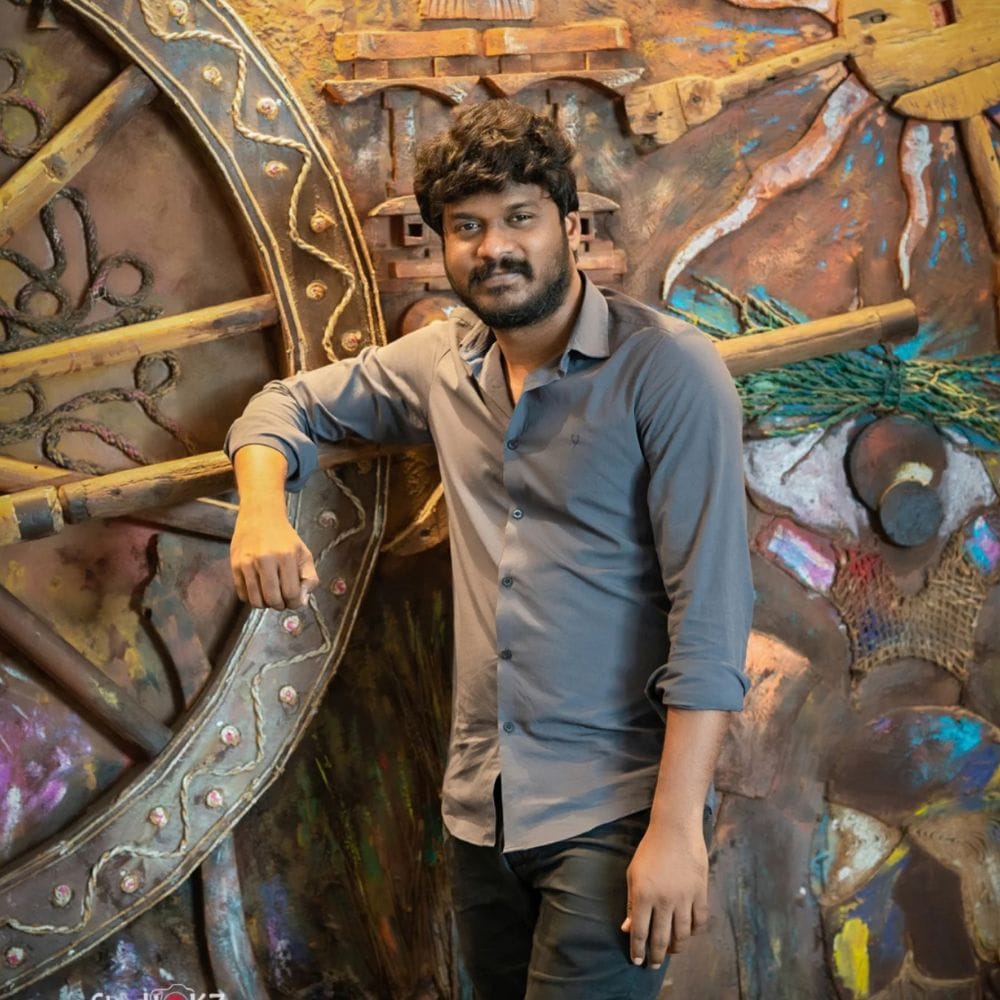 மேலும் இவர் கதையின் நாயகனாக நடித்து ஹிட் கொடுத்த படங்கள் குட் நைட், லவ்வர் மற்றும் குடும்பஸ்தன் போன்ற படங்கள். இந்த படங்களுக்கு பிறகு தற்போது மக்கள் காவலன் என்ற படமானது வெளியாக காத்திருக்கிறது.
