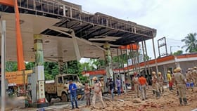 கார் மோதி பற்றி எரிந்த பெட்ரோல் பங்க்.. நள்ளிரவில் அதிர்ச்சி!...