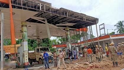 கார் மோதி பற்றி எரிந்த பெட்ரோல் பங்க்.. நள்ளிரவில் அதிர்ச்சி!