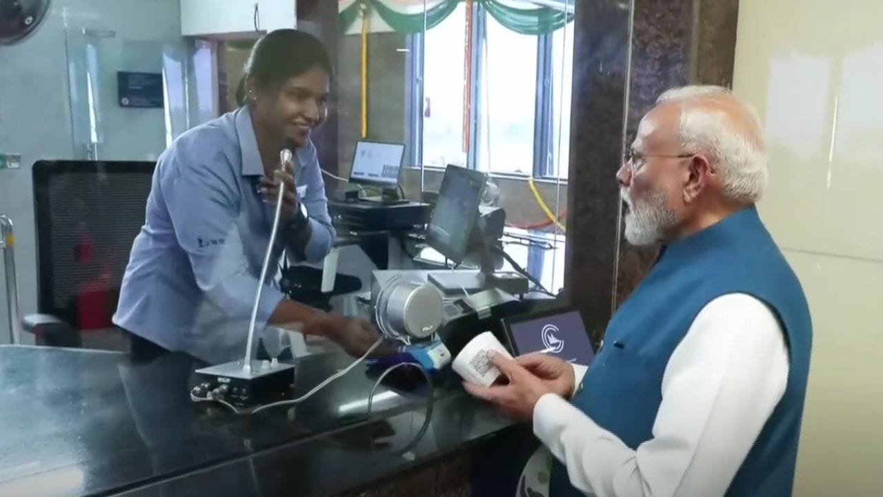 வடபழனி - பூந்தமல்லி மெட்ரோ பயணம் - யுபிஐ மூலம் டிக்கெட் எடுத்த பிரதமர் மோடி வடபழனி - பூந்தமல்லி மெட்ரோ பயணம் - யுபிஐ மூலம் டிக்கெட் எடுத்த பிரதமர் மோடி